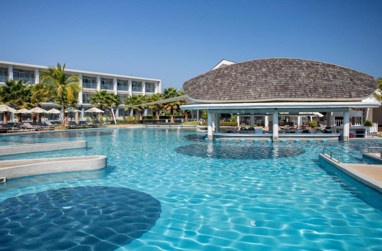 The Sands Khao Lak By Katathani - Sha Extra Plus Exterior foto The swimming pool at the resort
